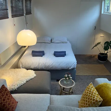 Homestay szállás Woonboot Josja *