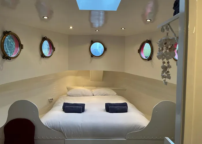 Woonboot Josja Homestay szállás