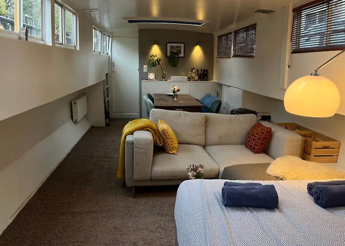 Homestay szállás Woonboot Josja *