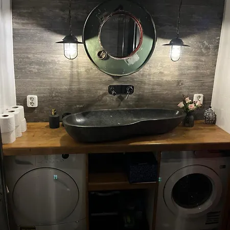 Rum i privatbostad Woonboot Josja