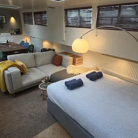 Rum i privatbostad Woonboot Josja