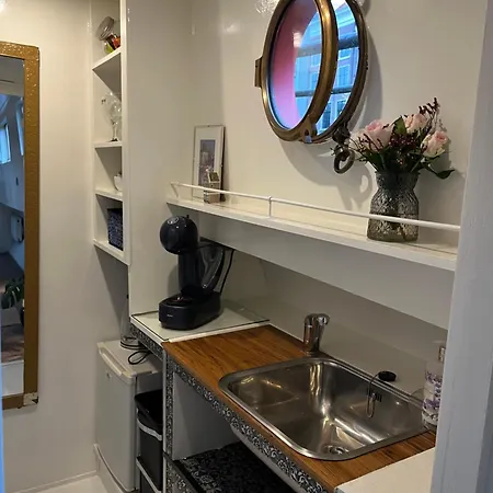 Woonboot Josja * Amsterdam