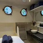 Δωμάτια σε οικογενειακή κατοικία Woonboot Josja