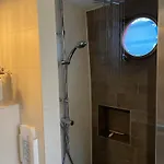 Δωμάτια σε οικογενειακή κατοικία Woonboot Josja *