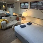 Δωμάτια σε οικογενειακή κατοικία Woonboot Josja