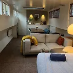 Δωμάτια σε οικογενειακή κατοικία Woonboot Josja *